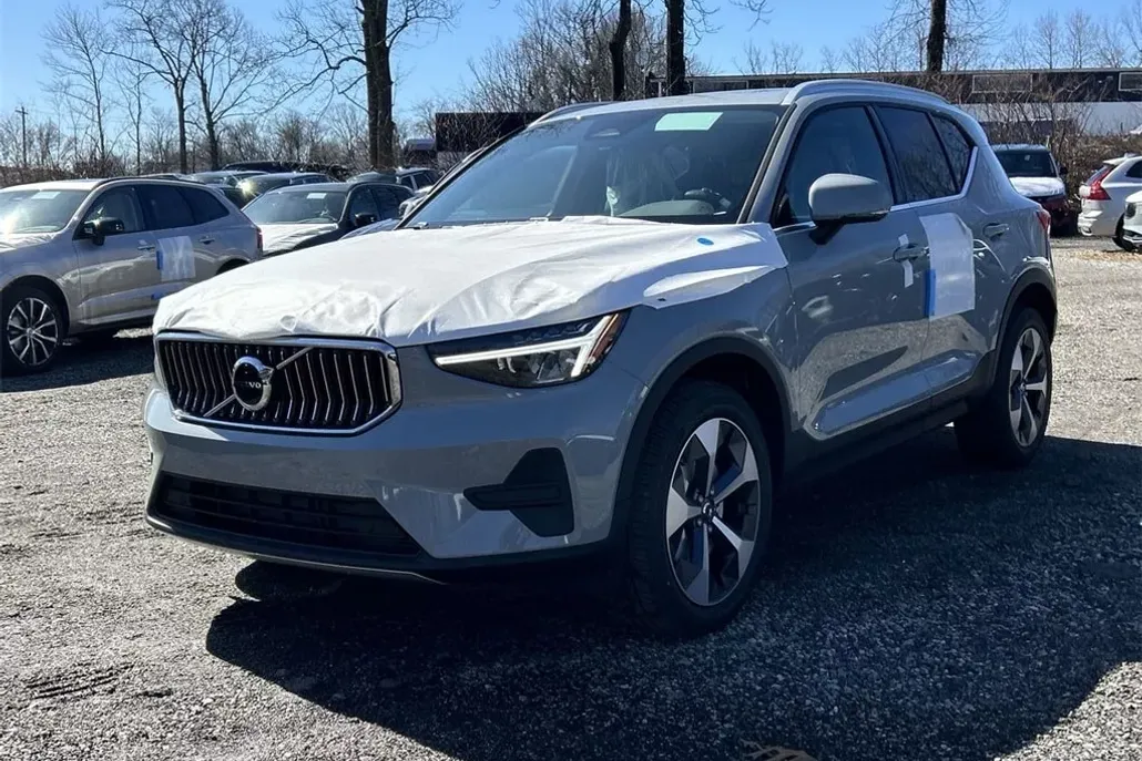 2025 Volvo XC40 Core photo 1