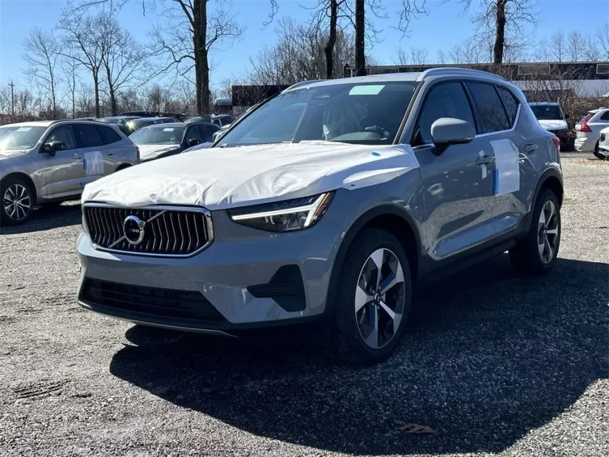 2025 Volvo XC40 Core photo 1