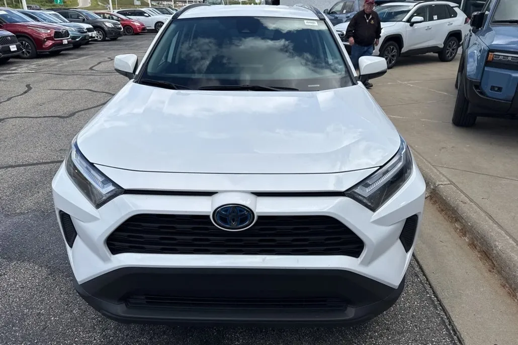 2024 Toyota RAV4 Hybrid XLE photo 1