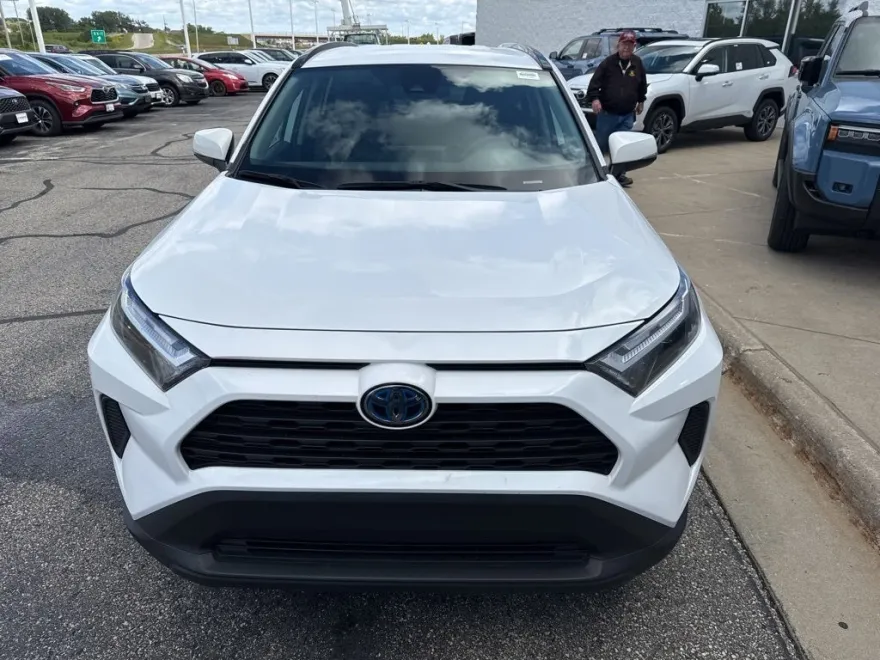 2024 Toyota RAV4 Hybrid XLE photo 1