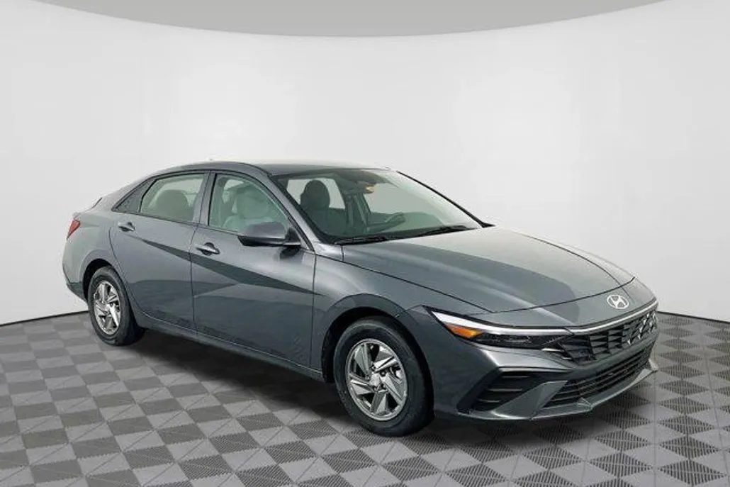2025 Hyundai Elantra SE photo 1