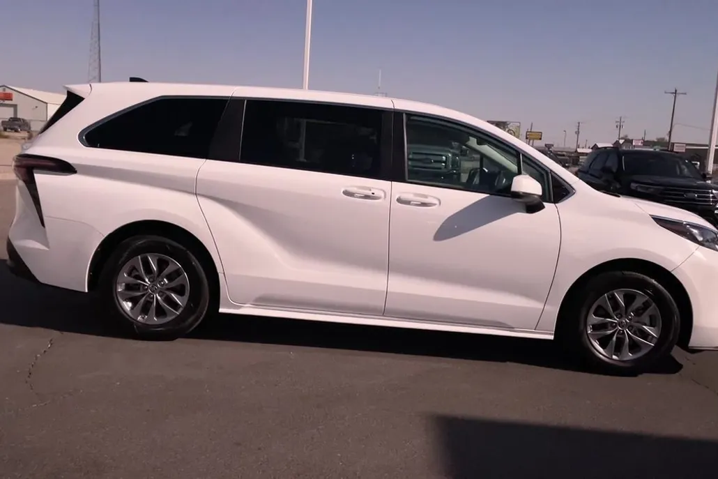 2024 Toyota Sienna LE photo 1