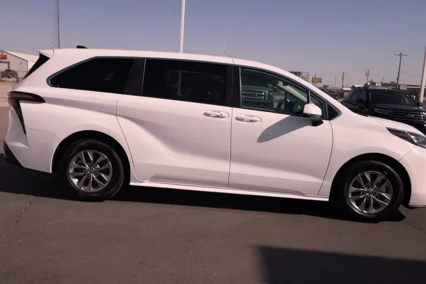 2024 Toyota Sienna LE photo 1