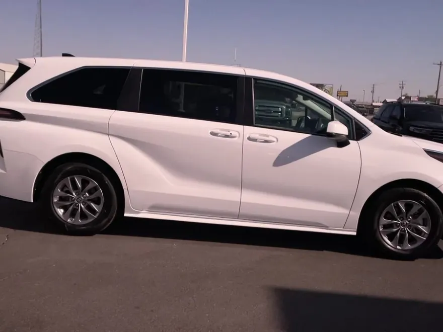 2024 Toyota Sienna LE photo 1