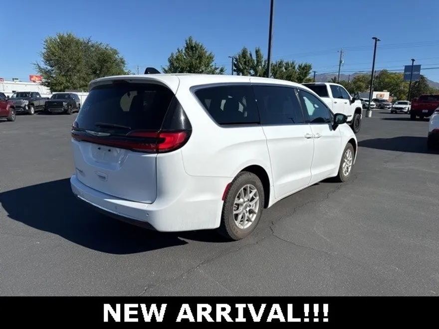 2024 Chrysler Pacifica Touring L photo 1