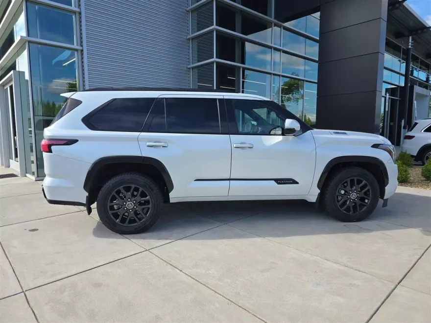 2023 Toyota Sequoia Platinum photo 1