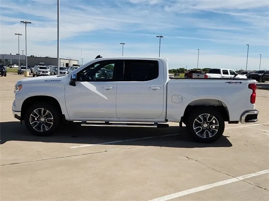 2025 Chevrolet Silverado 1500 LT photo 1