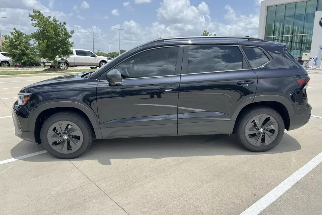 2025 Volkswagen Taos S photo 1
