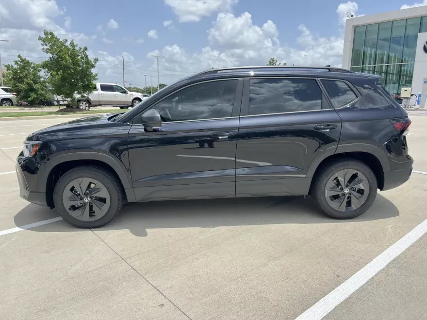 2025 Volkswagen Taos S photo 1