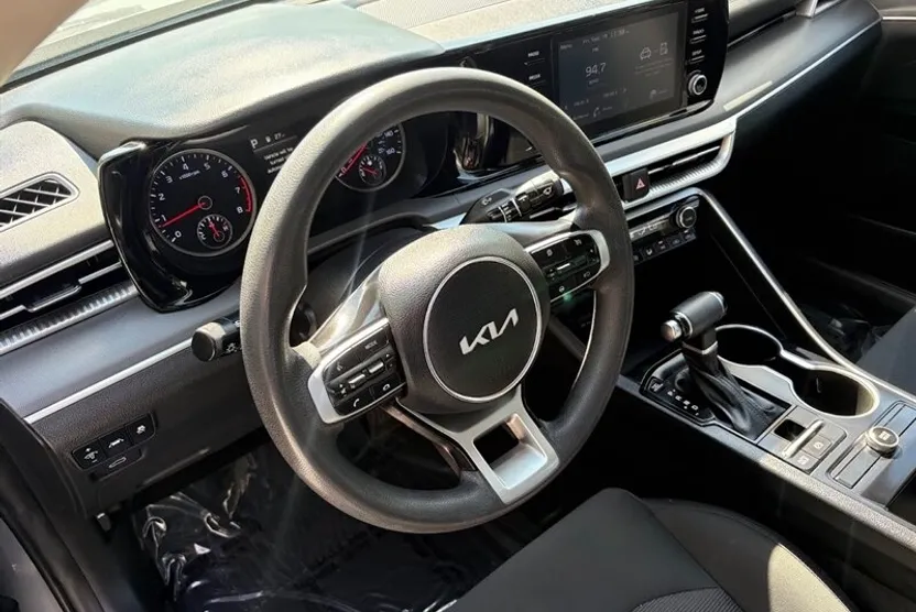 2022 Kia K5 LXS photo 1