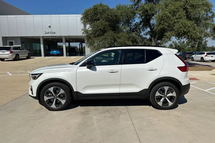 2023 Volvo XC40 AWD Plus photo 1