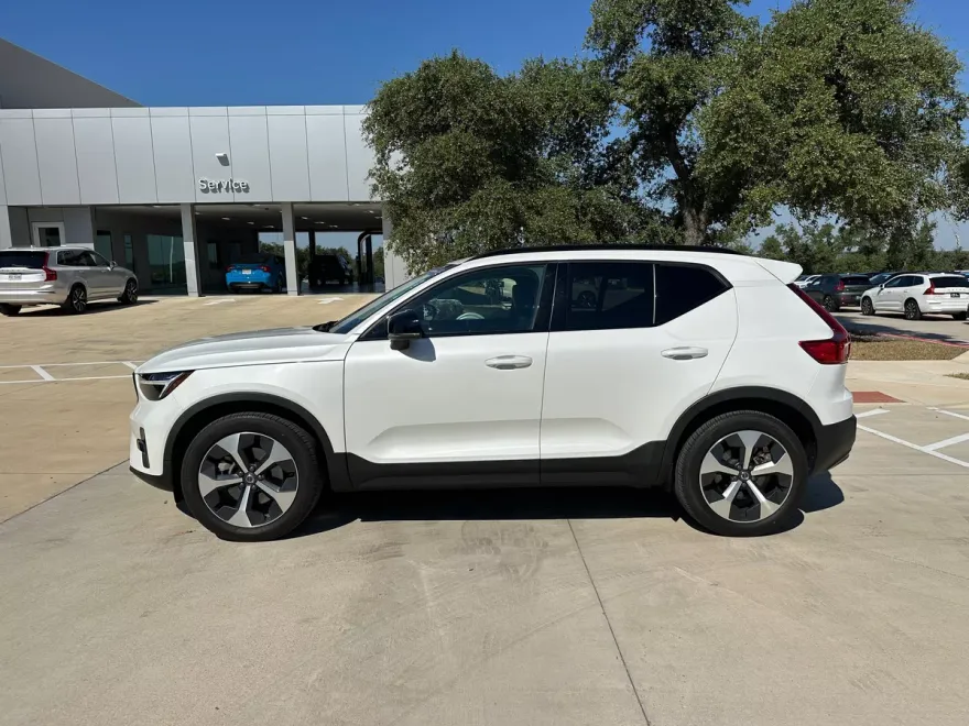 2023 Volvo XC40 AWD Plus photo 1