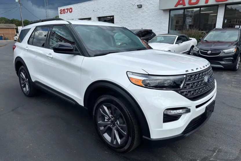 2024 Ford Explorer XLT photo 1