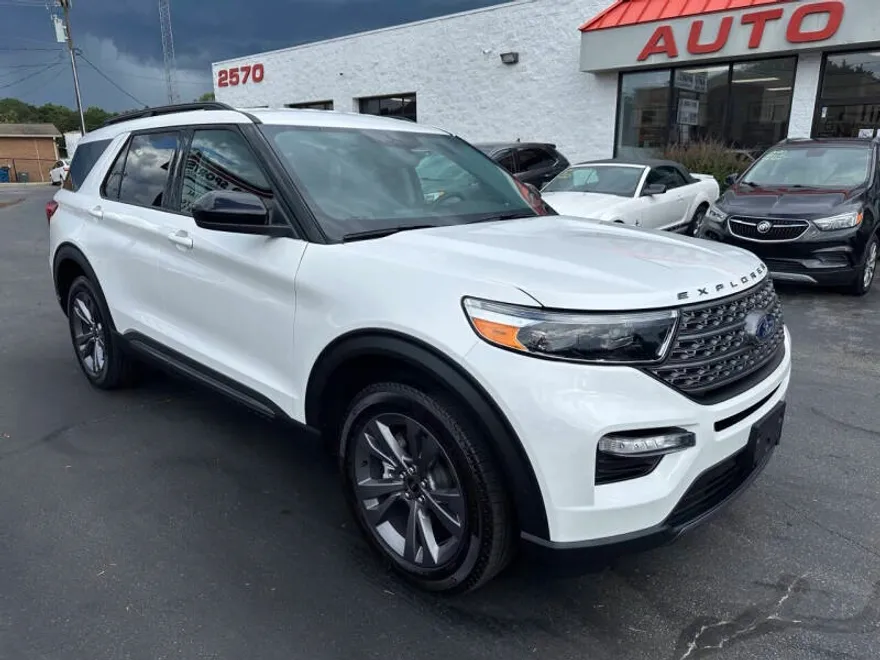 2024 Ford Explorer XLT photo 1