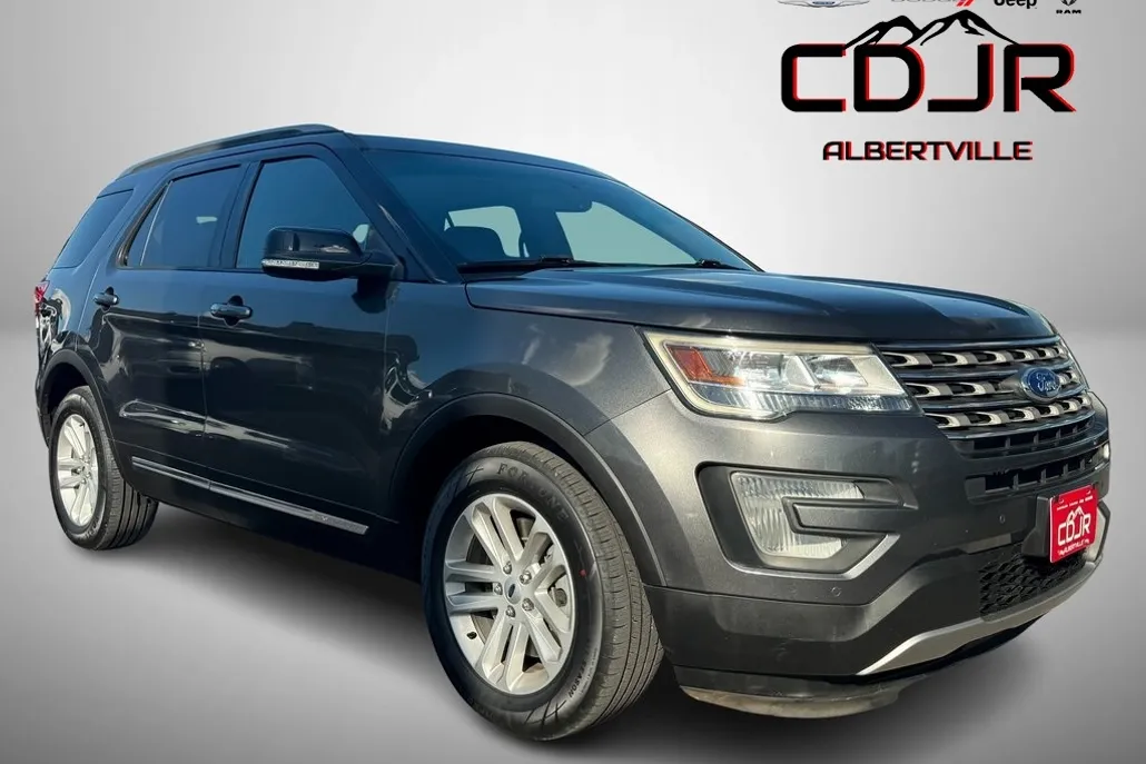 2017 Ford Explorer XLT photo 1