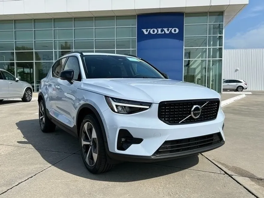 2026 Volvo XC40 Plus photo 1