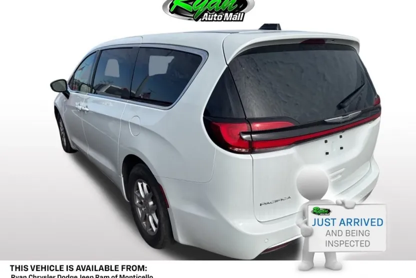 2024 Chrysler Pacifica Touring L photo 1