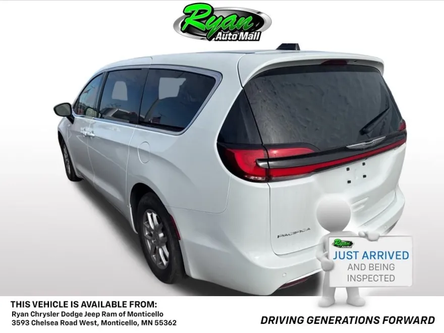 2024 Chrysler Pacifica Touring L photo 1
