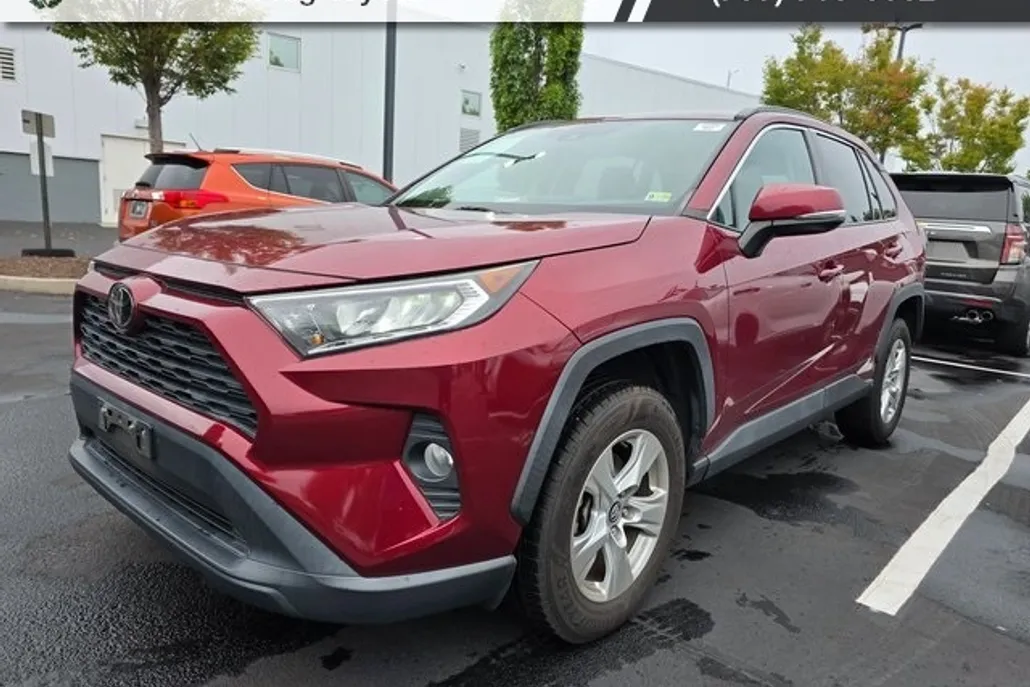 2020 Toyota RAV4 XLE photo 1