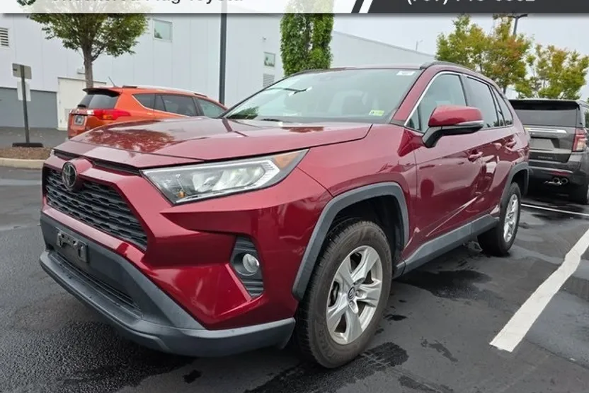 2020 Toyota RAV4 XLE photo 1