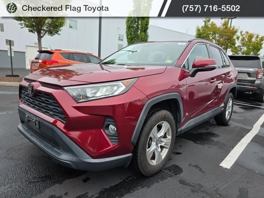 2020 Toyota RAV4 XLE photo 1