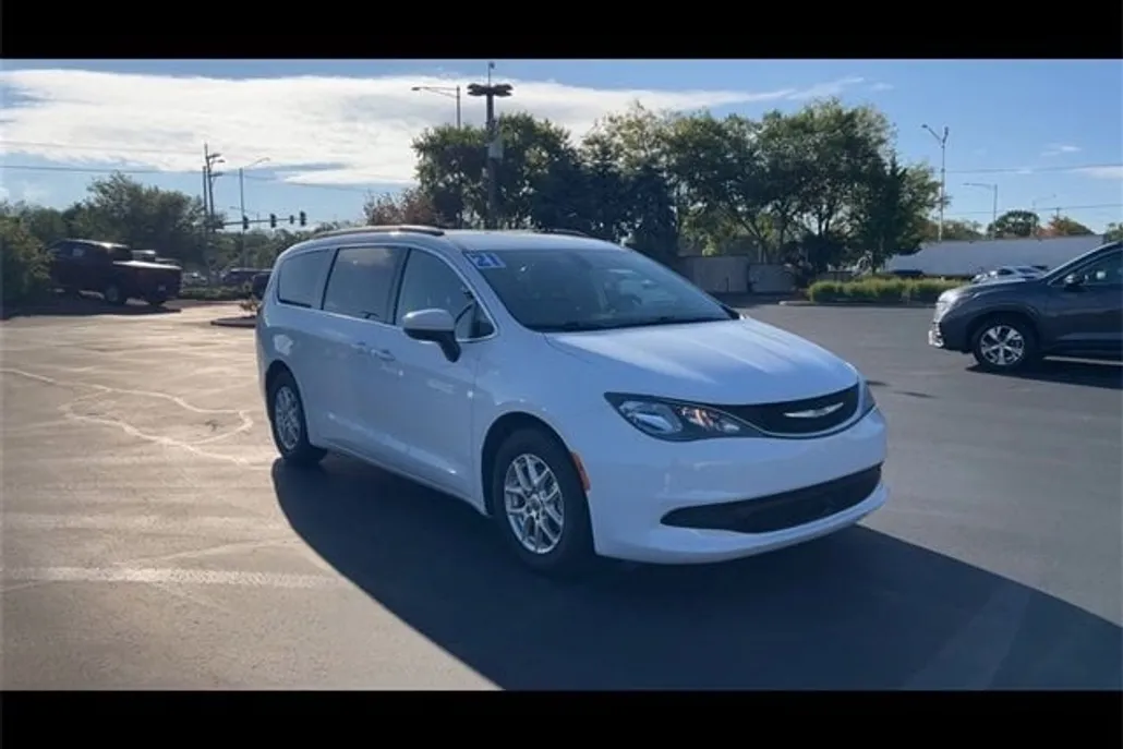 2021 Chrysler Voyager LXi photo 1