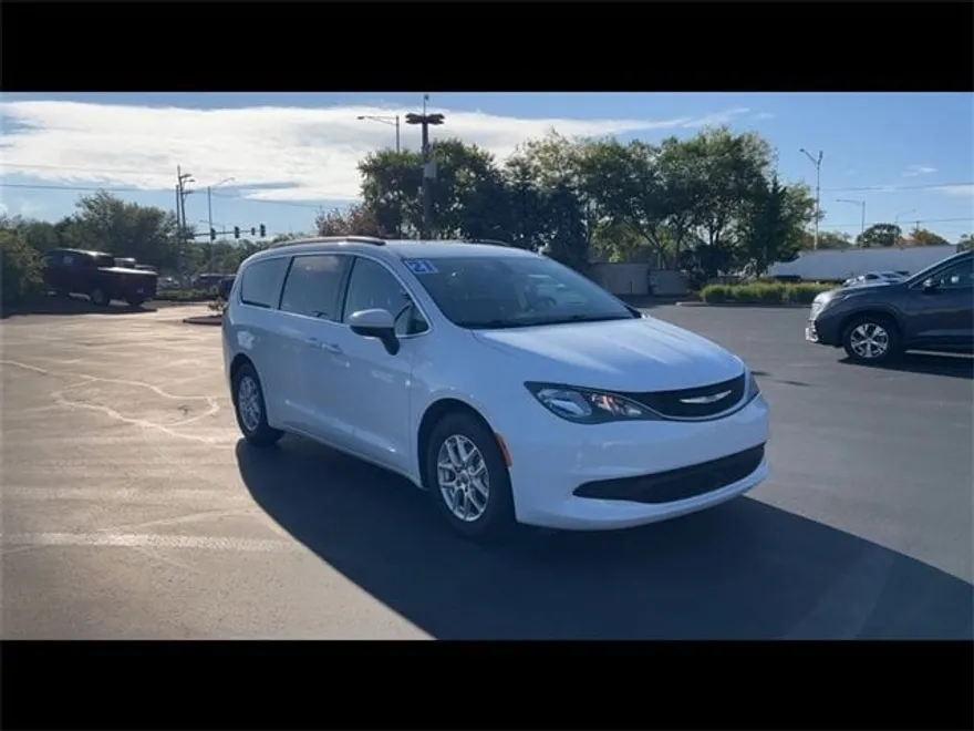 2021 Chrysler Voyager LXi photo 1