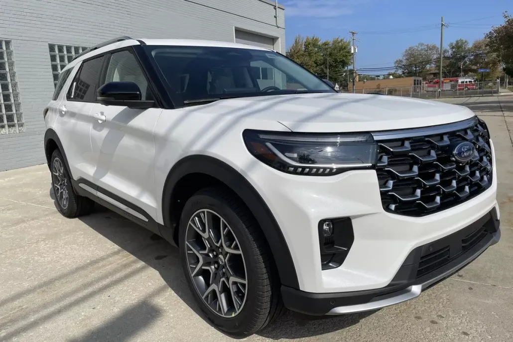 2025 Ford Explorer Platinum photo 1