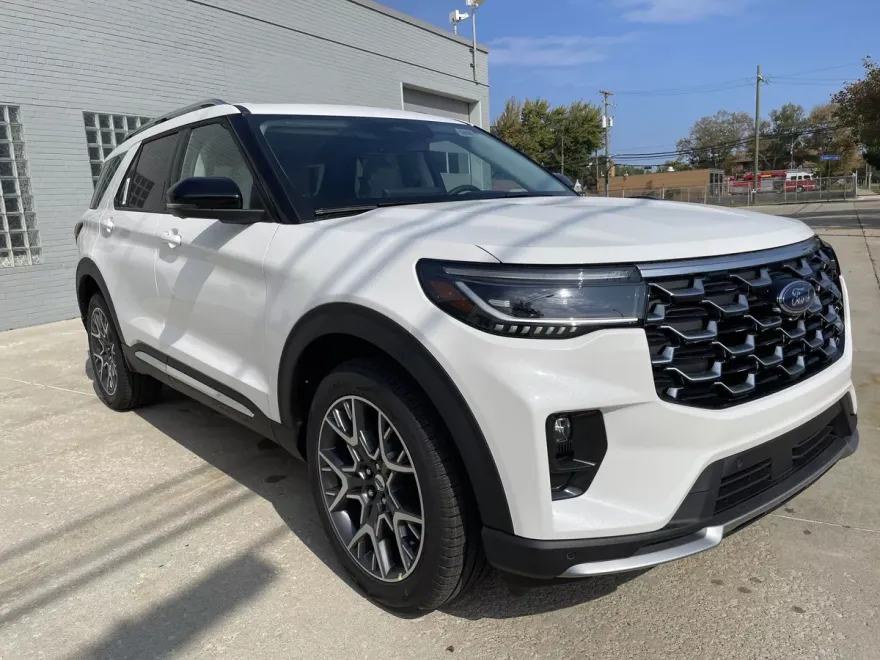 2025 Ford Explorer Platinum photo 1