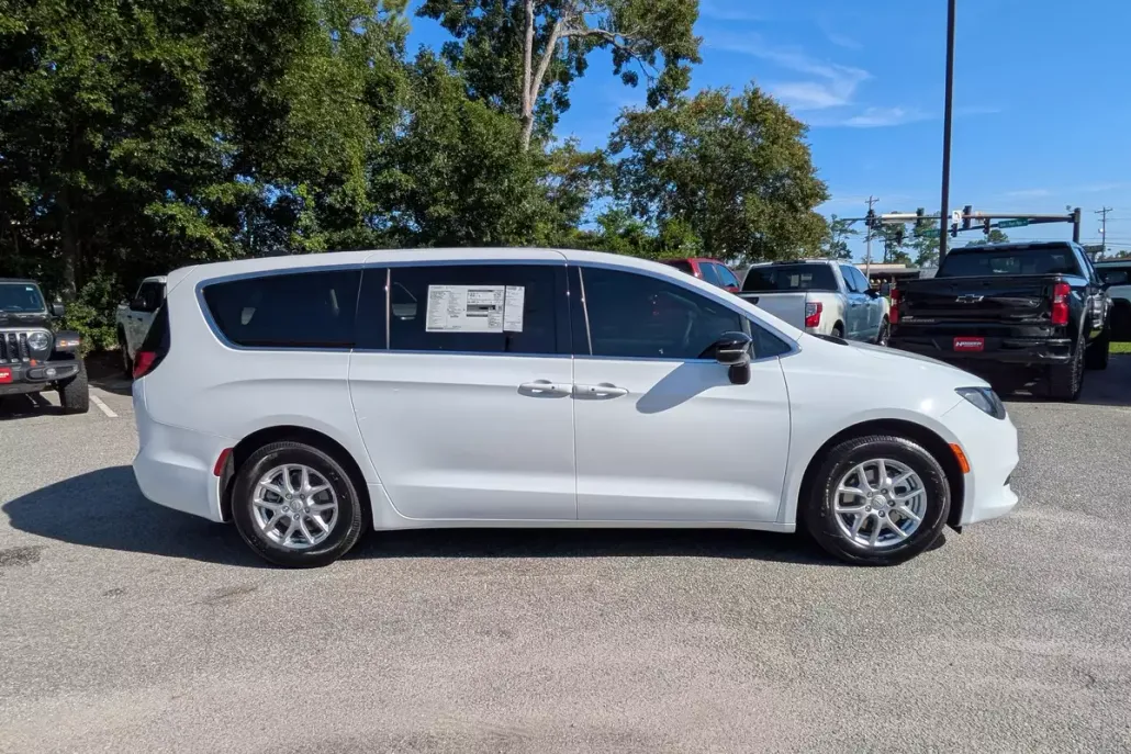 2026 Chrysler Voyager LX photo 1
