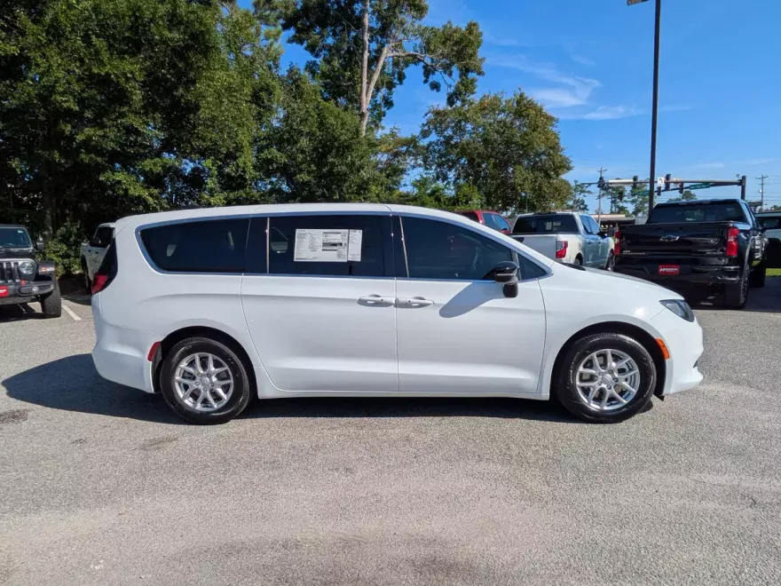 2026 Chrysler Voyager LX photo 1