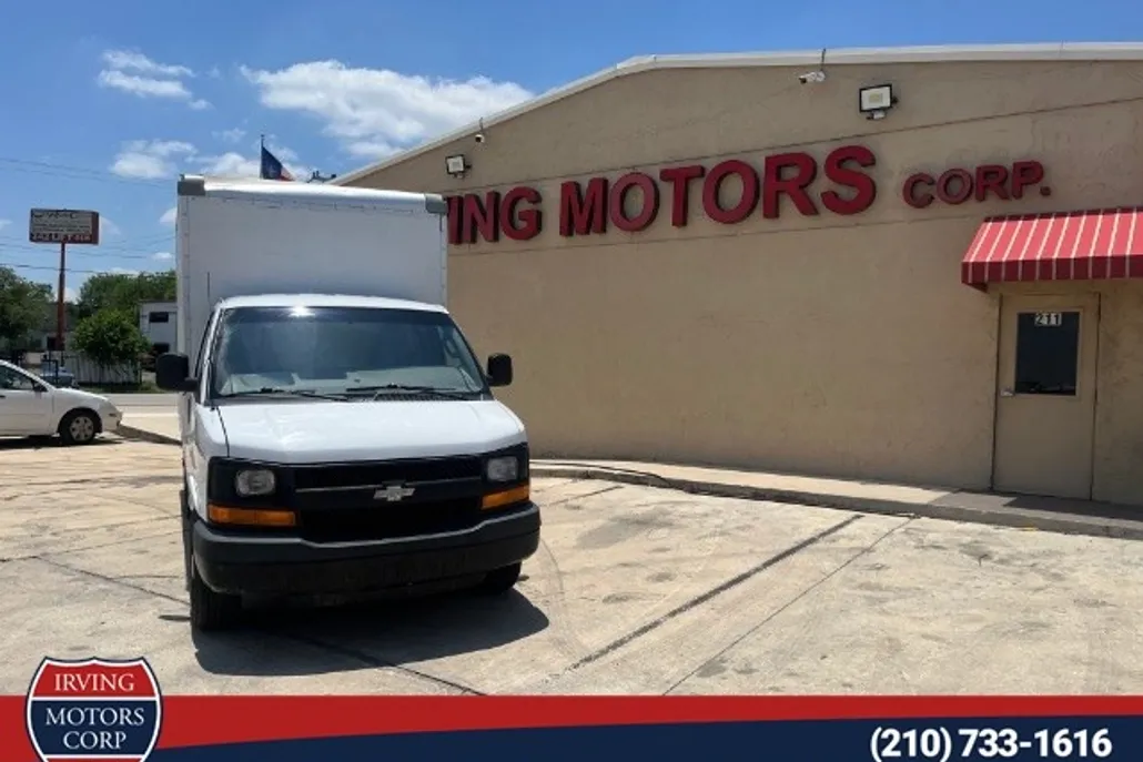 2016 Chevrolet Express Cutaway photo 1