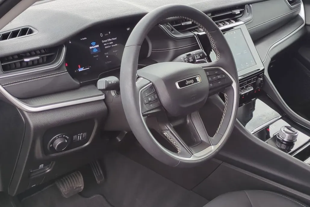 2023 Jeep Grand Cherokee Laredo photo 1