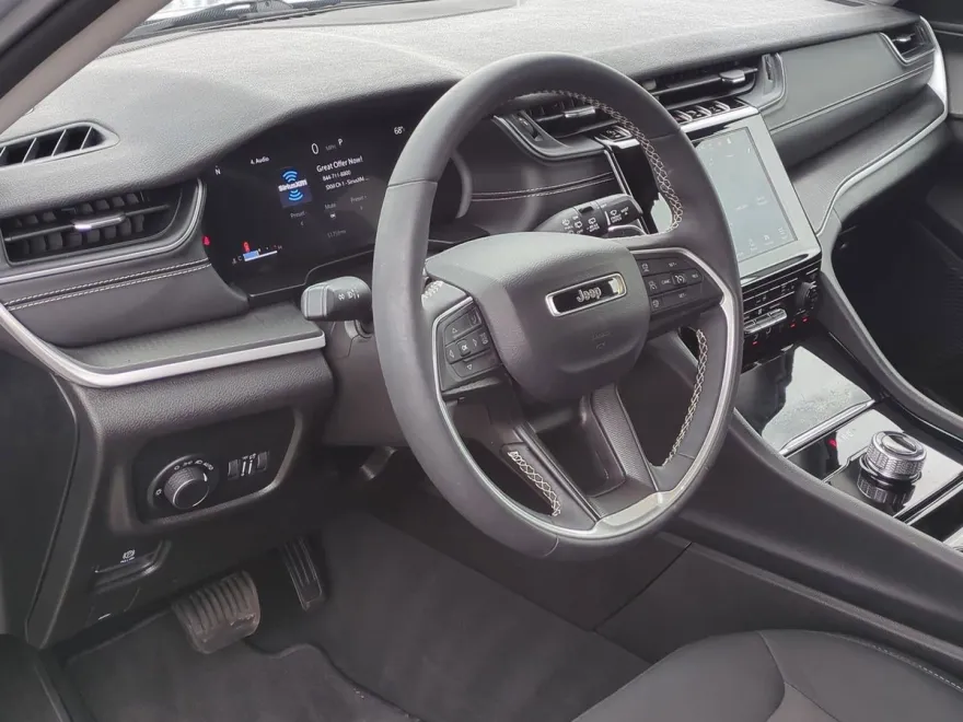 2023 Jeep Grand Cherokee Laredo photo 1