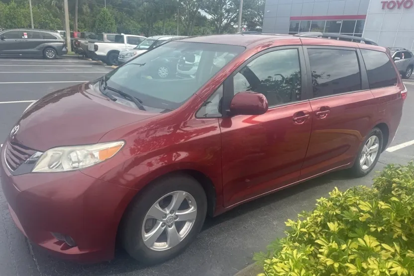 2016 Toyota Sienna LE photo 1