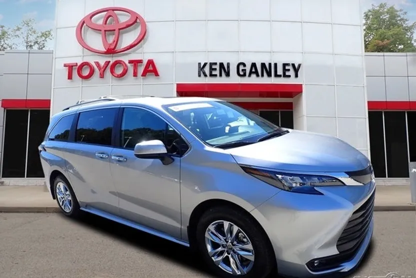 2025 Toyota Sienna XLE photo 1