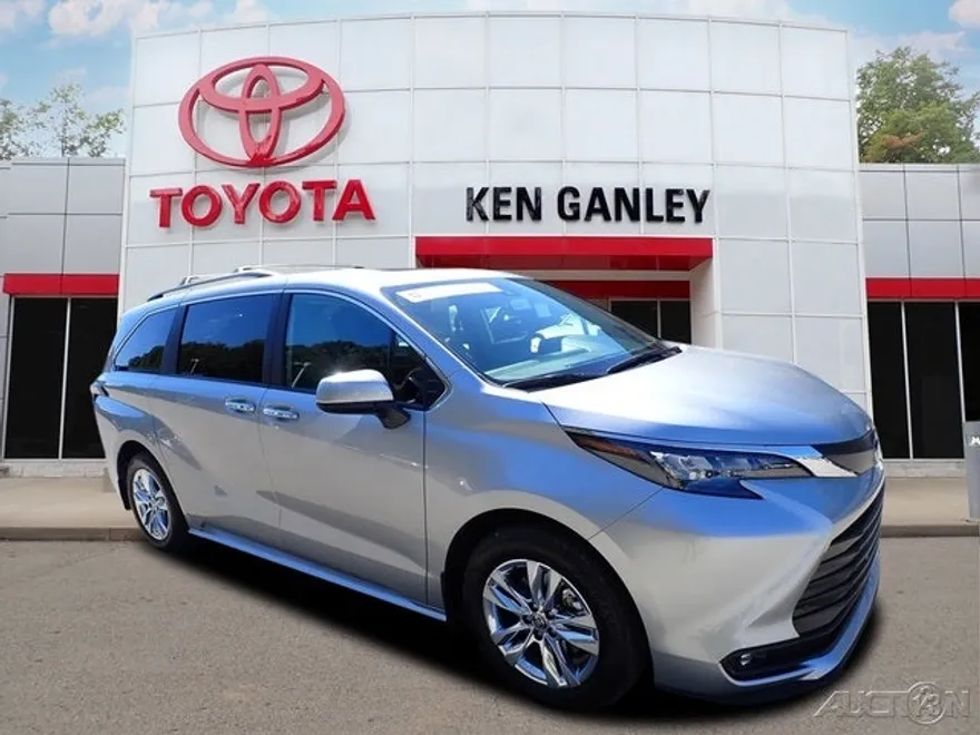 2025 Toyota Sienna XLE photo 1