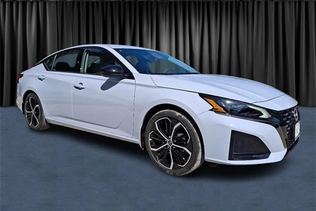 2025 Nissan Altima 2.5 SR photo 1