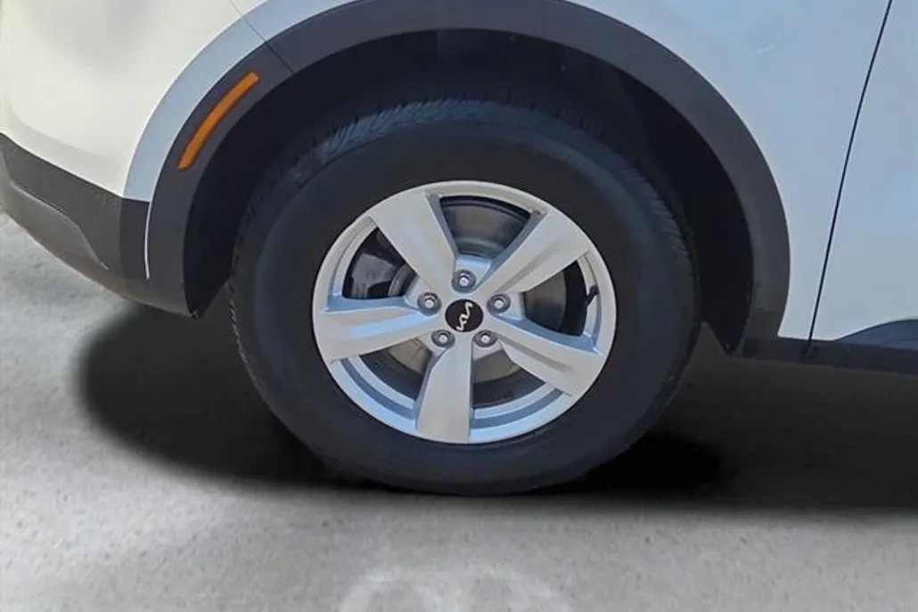 2022 Kia Sorento LX photo 1