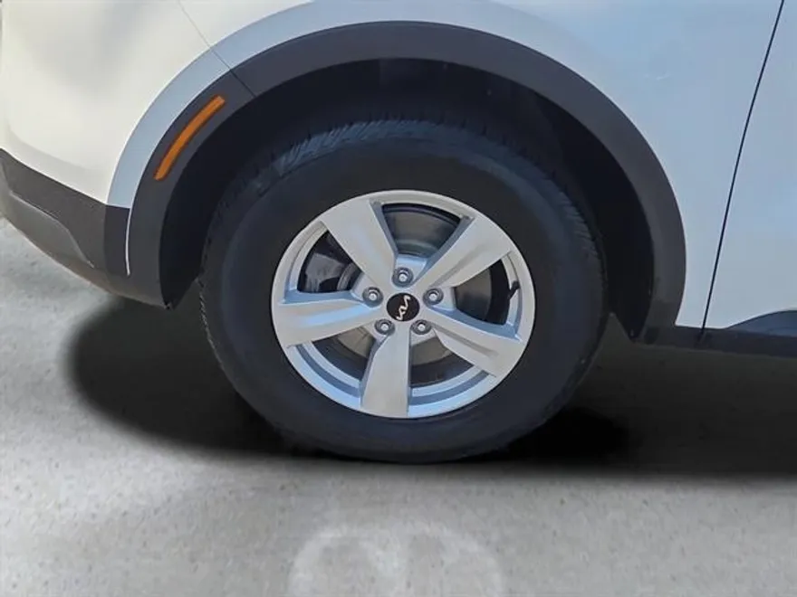 2022 Kia Sorento LX photo 1