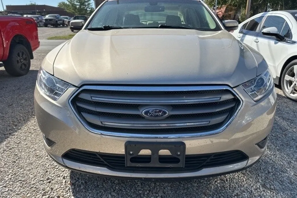 2018 Ford Taurus SEL photo 1