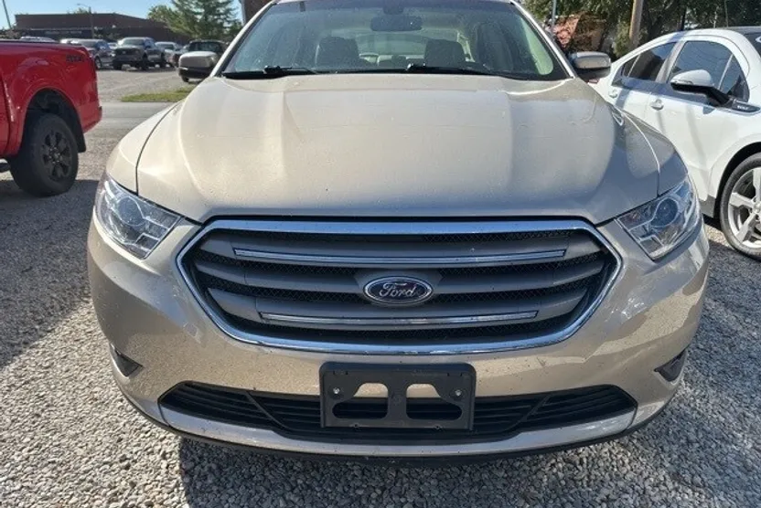 2018 Ford Taurus SEL photo 1