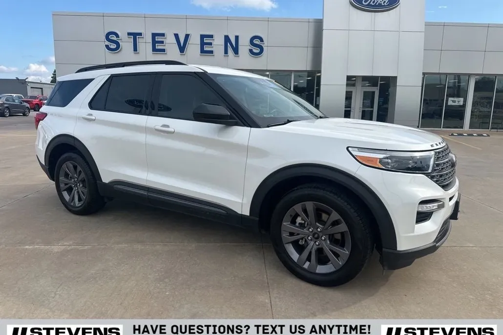 2023 Ford Explorer XLT photo 1