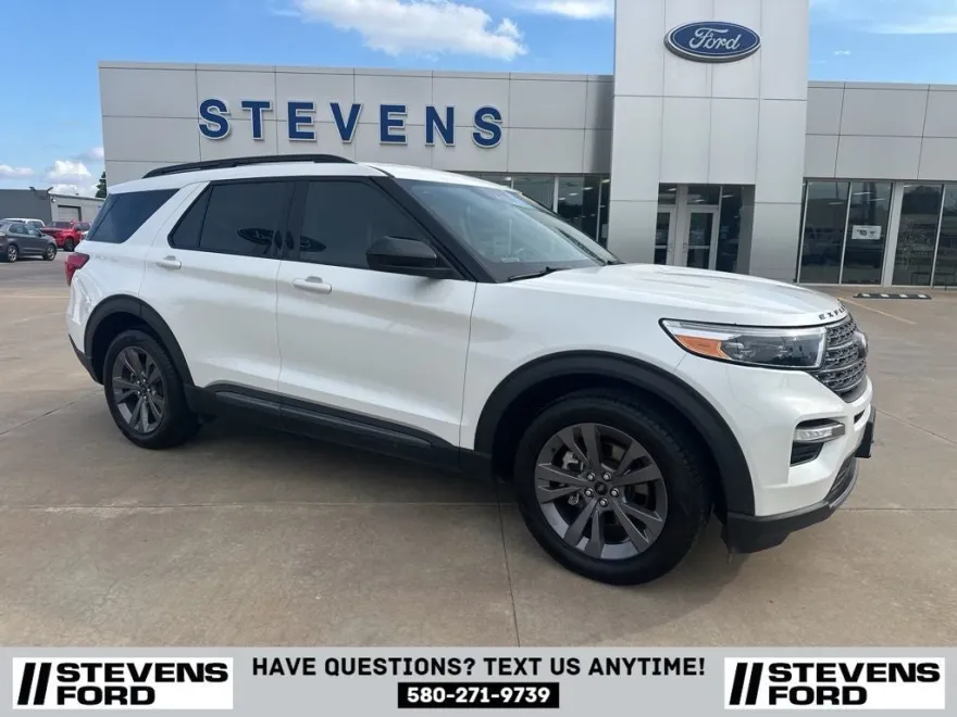 2023 Ford Explorer XLT photo 1