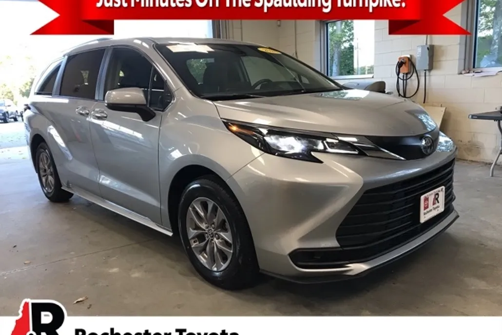 2024 Toyota Sienna LE photo 1