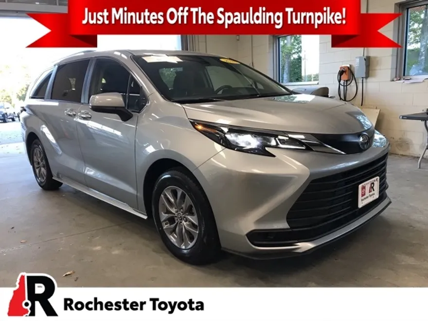 2024 Toyota Sienna LE photo 1