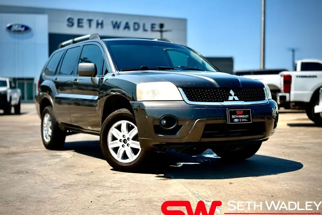 2011 Mitsubishi Endeavor LS photo 1