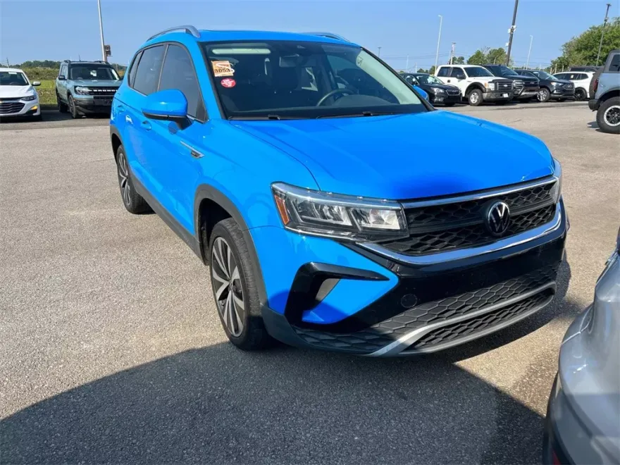 2022 Volkswagen Taos SE photo 1