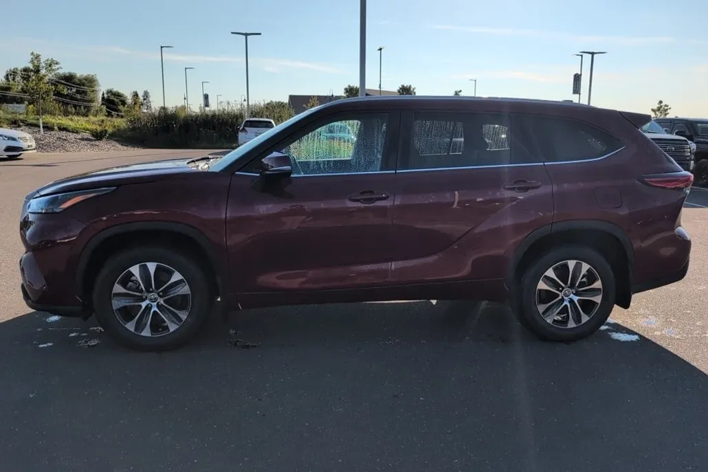 2023 Toyota Highlander XLE photo 1