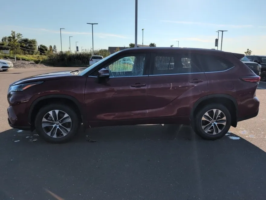2023 Toyota Highlander XLE photo 1
